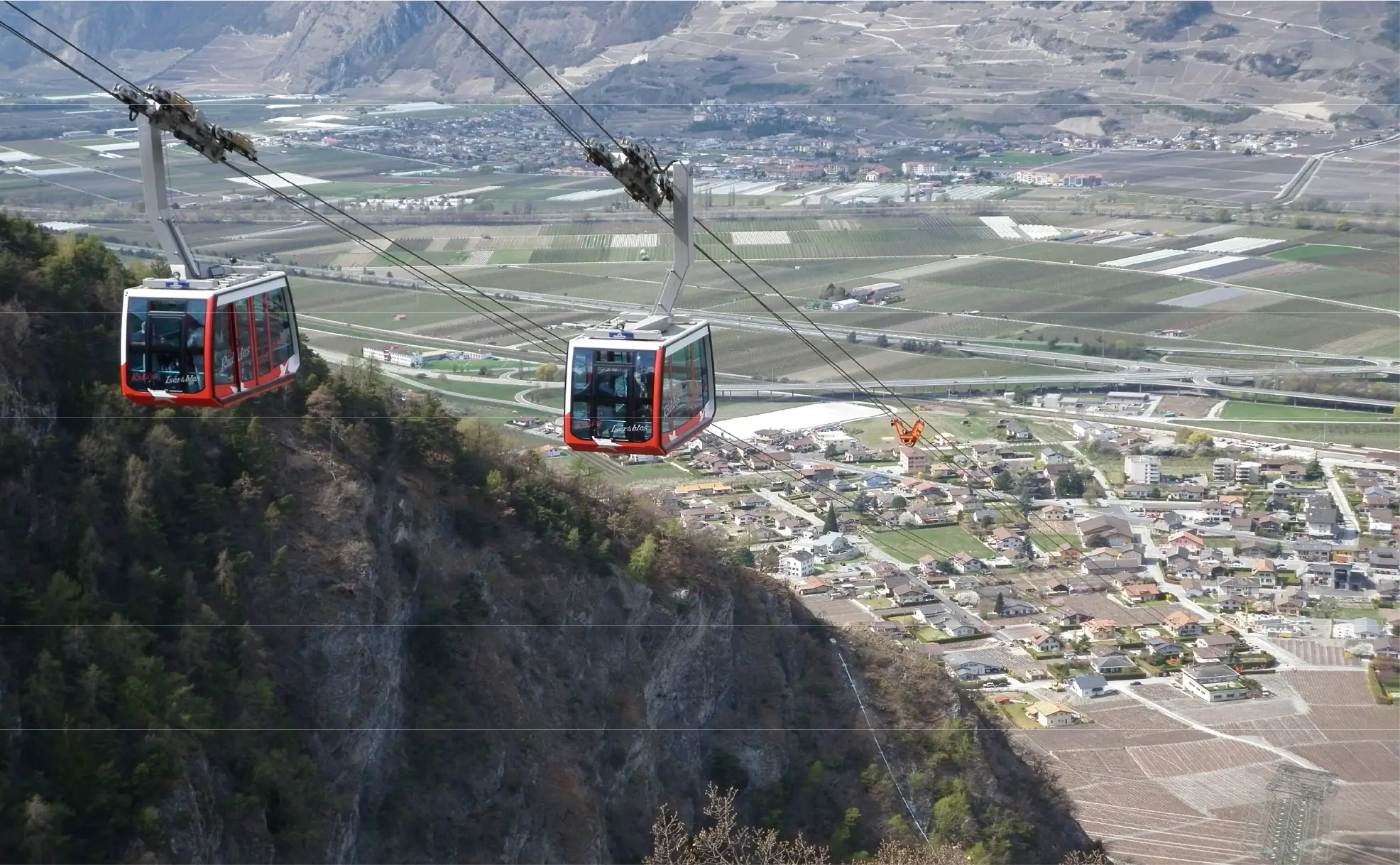 Croisement cabines au dessus Riddes